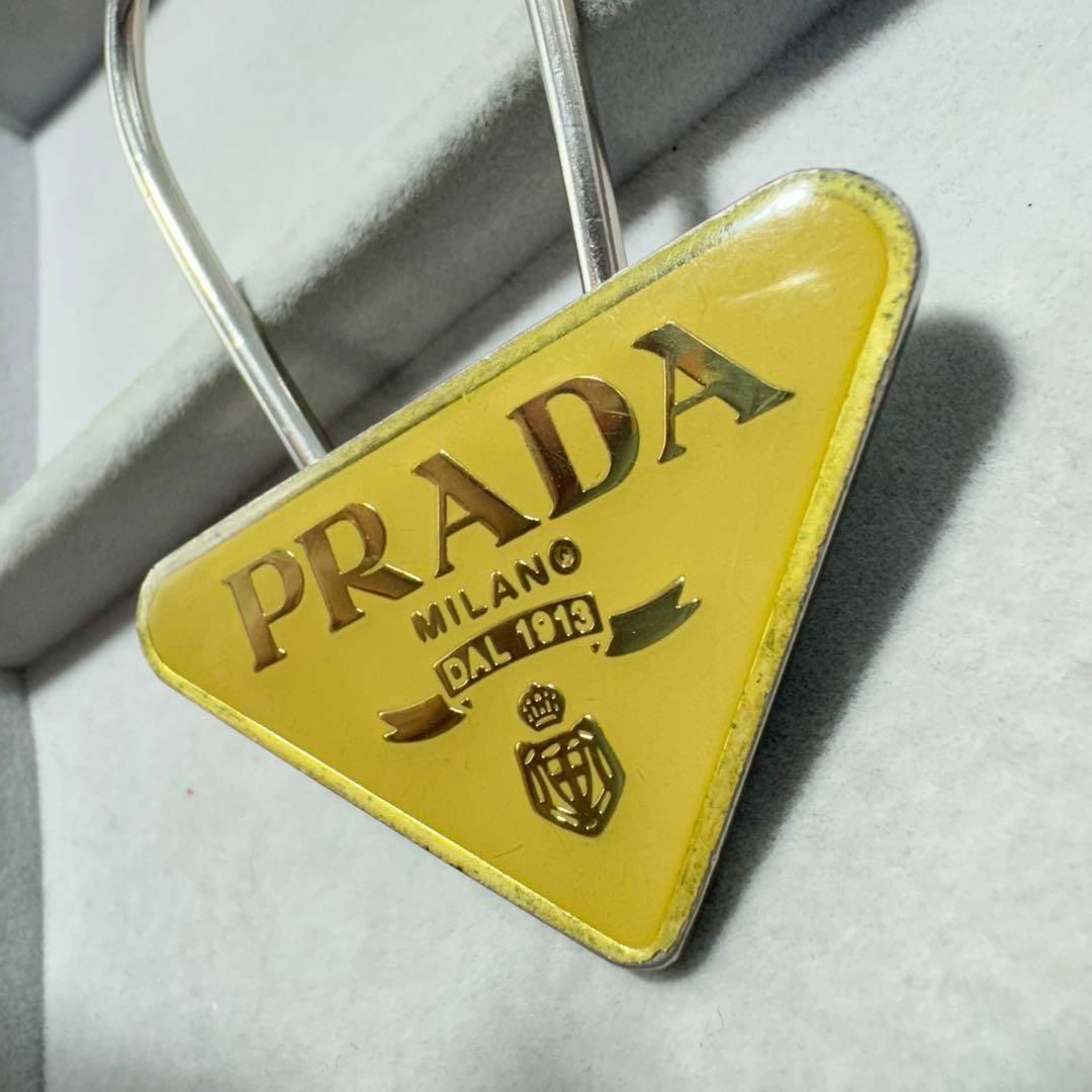 PRADA(プラダ)の【定番】PRADA 三角チャーム　シルバー　ベージュ レディースのファッション小物(キーホルダー)の商品写真