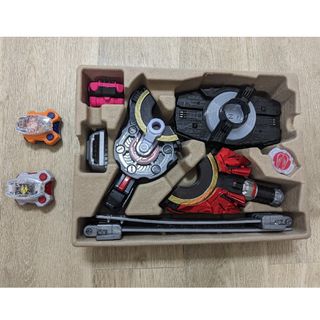 本体＋バックル2つ　仮面ライダーギーツ 変身ベルト DXデザイアドライバー(その他)