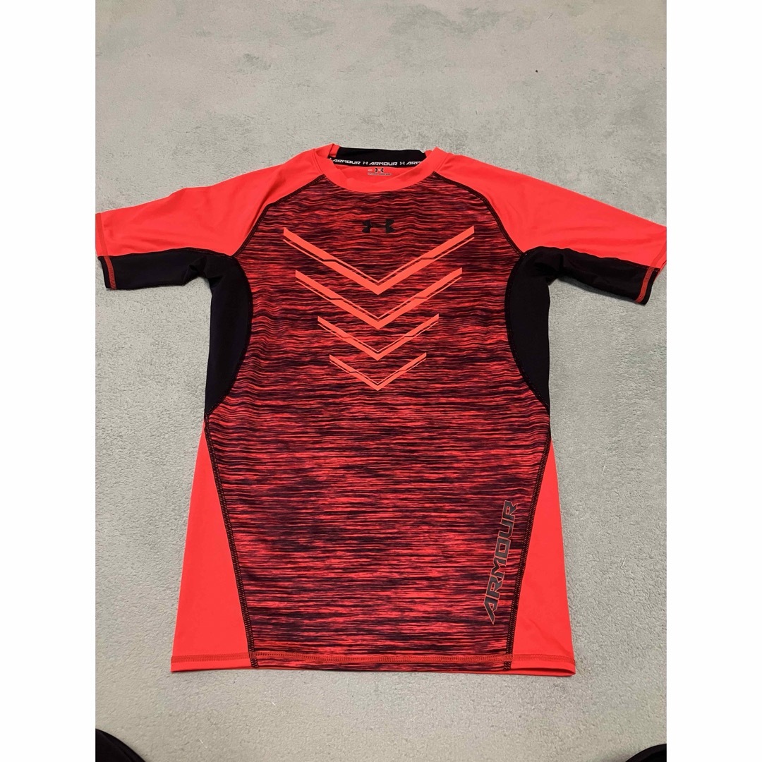 UNDER ARMOUR(アンダーアーマー)のアンダーアーマー  ヒートギア　コンプレショッンシャツ　赤 メンズのトップス(Tシャツ/カットソー(半袖/袖なし))の商品写真
