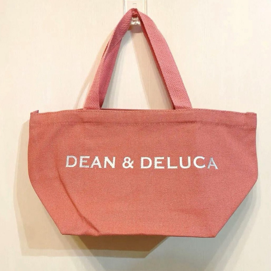 DEAN & DELUCA(ディーンアンドデルーカ)のDEAN＆DELUCAトートバッグ　チェリーピンク　ロゴシルバーラメ　Ｓサイズ レディースのバッグ(トートバッグ)の商品写真