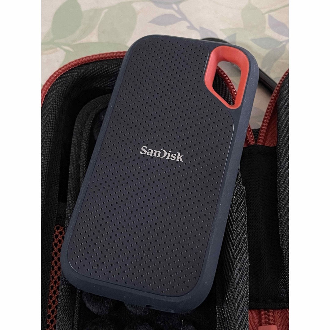 SanDisk(サンディスク)のSanDisk ポータブルSSD 1TB スマホ/家電/カメラのPC/タブレット(PC周辺機器)の商品写真