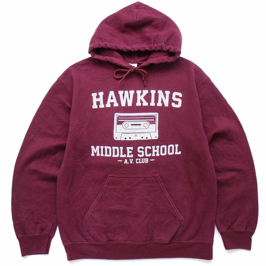 GILDAN(ギルタン)のHAWKINS MIDDLE SCHOOL カセットテープ スウェットパーカー ワインレッド S★カレッジ フーディー ボルドー 音楽 レディース メンズのトップス(パーカー)の商品写真