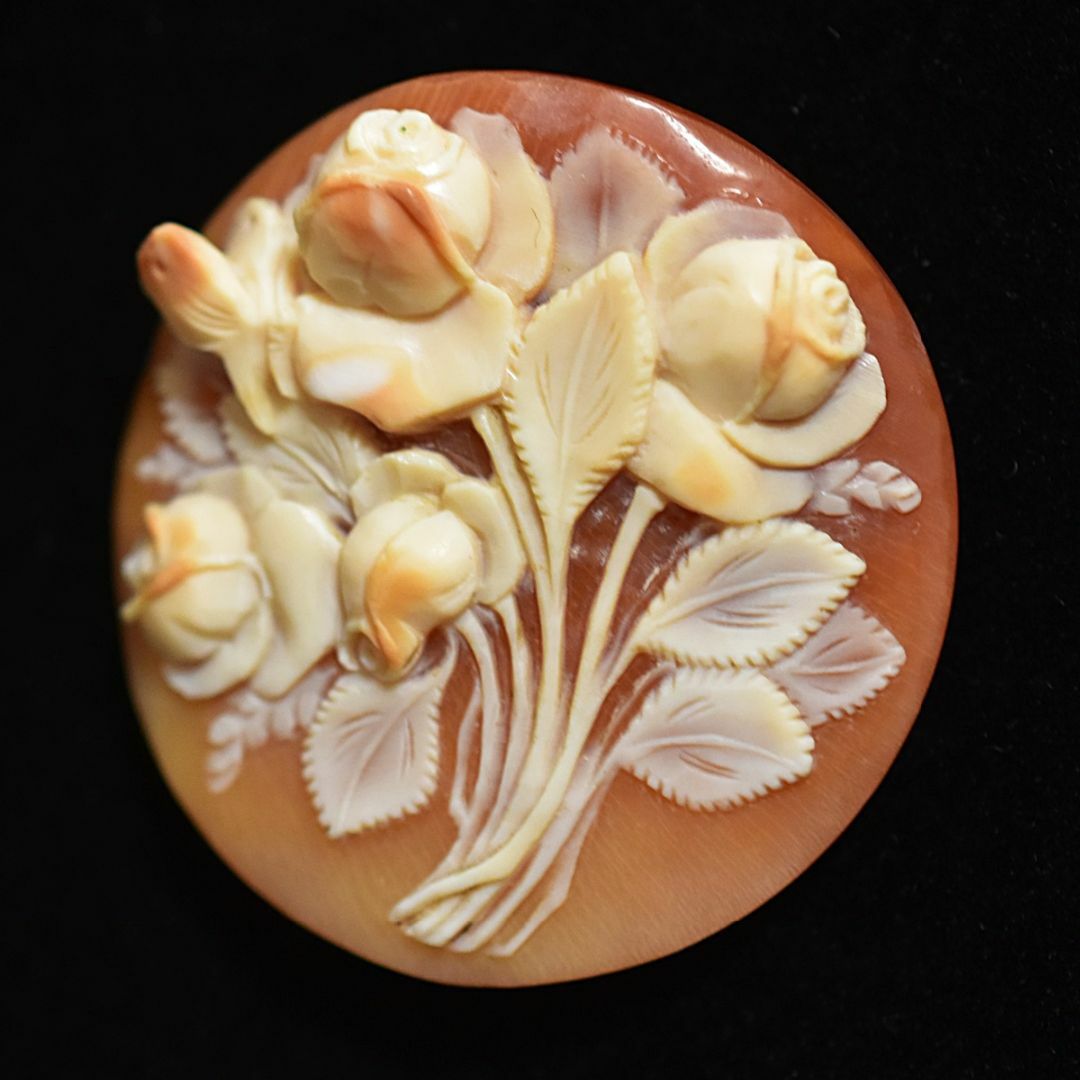 フランスより 蝶とバラの花束のアンティークシェルカメオルース/裸石 レディースのアクセサリー(ブローチ/コサージュ)の商品写真