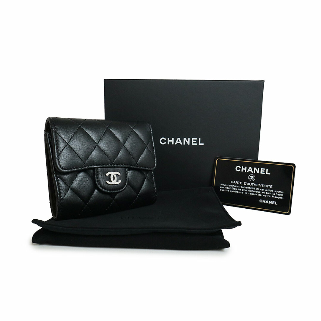 CHANEL(シャネル)のシャネル マトラッセ クラシック スモール フラップ ウォレット 三つ折り財布 ラムスキン レザー ブラック 黒 シルバー金具 A84029 箱付 CHANEL（未使用　展示品） レディースのファッション小物(財布)の商品写真