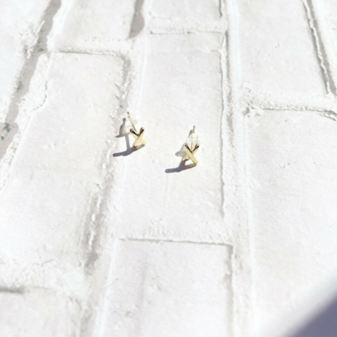 ゴールド X モチーフ シンプル ミニ ピアス スタッドピアス 小ぶり 小さめ レディースのアクセサリー(ピアス)の商品写真
