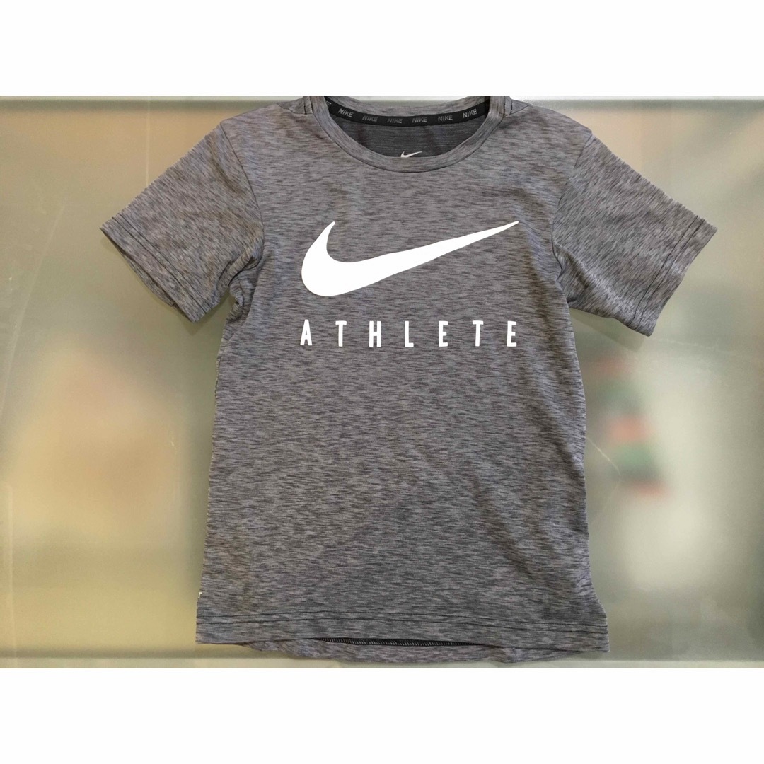 NIKE(ナイキ)のNIKE DRI-FIT 半袖　Ｔシャツ　グレー　NIKE １３０㎝ キッズ/ベビー/マタニティのキッズ服男の子用(90cm~)(Tシャツ/カットソー)の商品写真