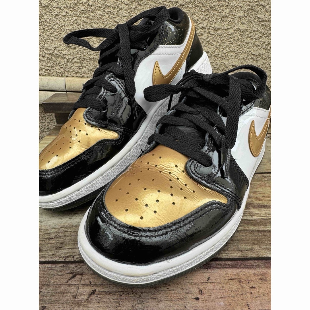 Jordan Brand（NIKE）(ジョーダン)のエア ジョーダン１ローSE ブラック メタリックゴールド キッズ/ベビー/マタニティのキッズ靴/シューズ(15cm~)(スニーカー)の商品写真