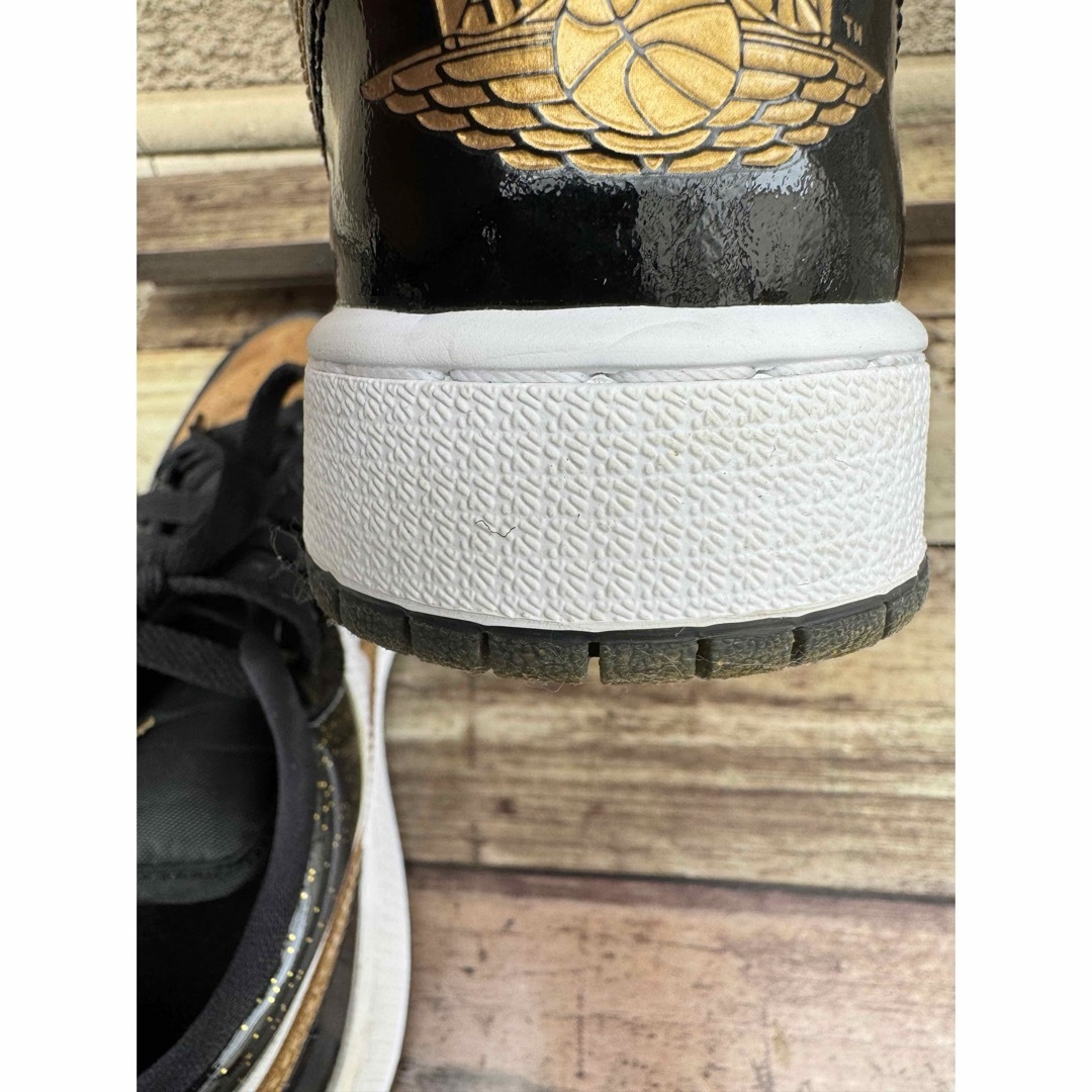 Jordan Brand（NIKE）(ジョーダン)のエア ジョーダン１ローSE ブラック メタリックゴールド キッズ/ベビー/マタニティのキッズ靴/シューズ(15cm~)(スニーカー)の商品写真
