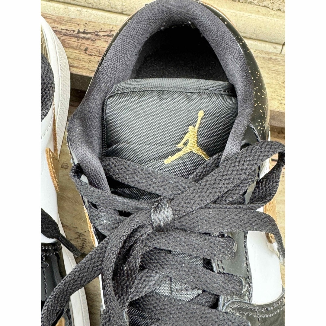 Jordan Brand（NIKE）(ジョーダン)のエア ジョーダン１ローSE ブラック メタリックゴールド キッズ/ベビー/マタニティのキッズ靴/シューズ(15cm~)(スニーカー)の商品写真