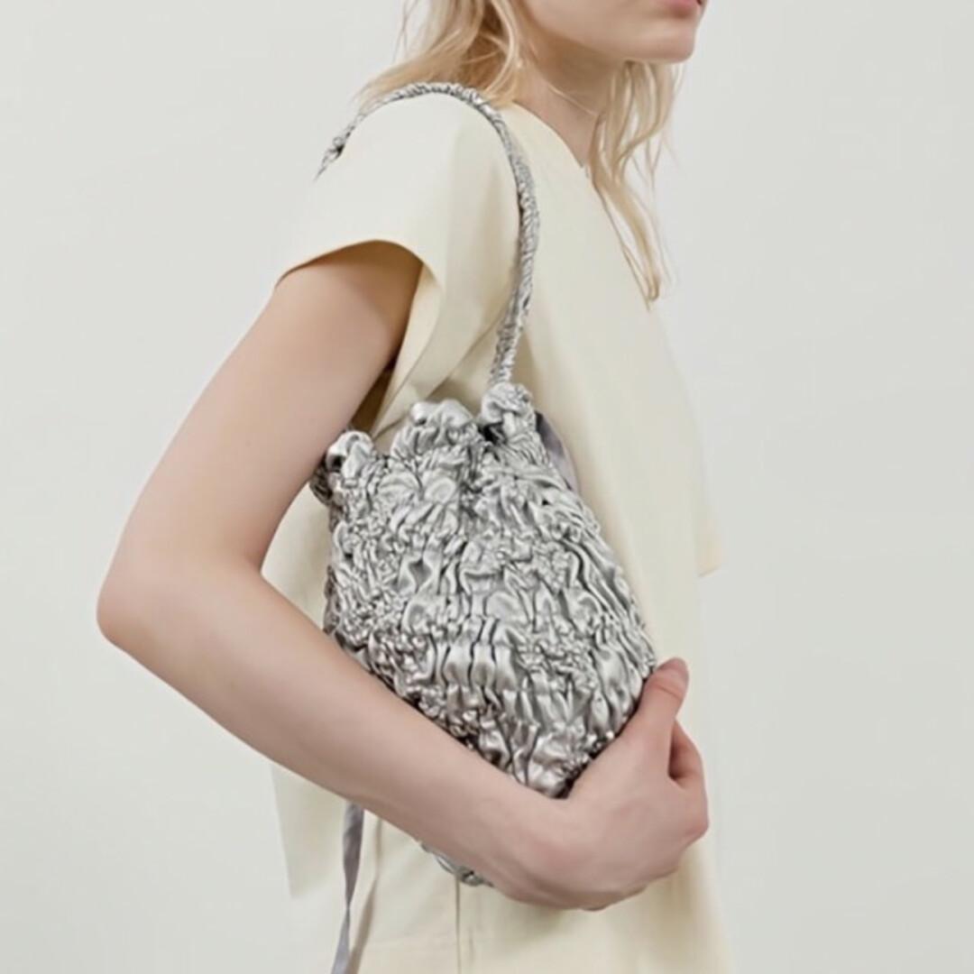 ギャザー バケットバッグ ショルダーバッグ シルバー 銀 ハンドバッグ 綺麗 レディースのバッグ(ショルダーバッグ)の商品写真