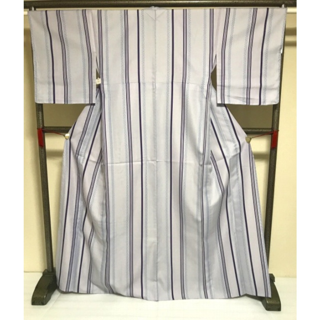 【中古】小紋 化繊 薄グレー地に小紋縞模様 単衣 裄66cm Mサイズ レディースの水着/浴衣(着物)の商品写真
