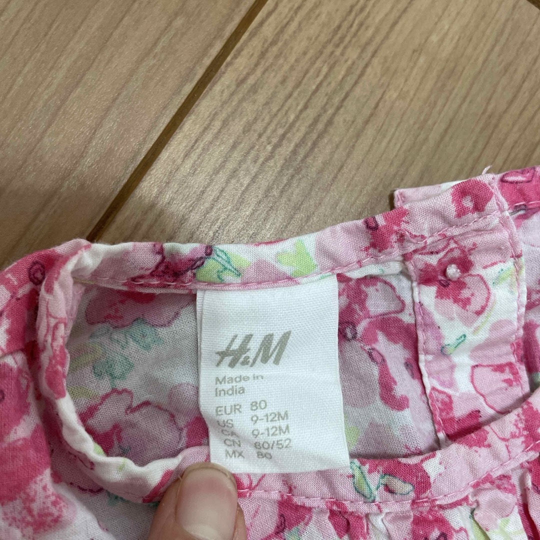 H&M(エイチアンドエム)のH&M 花柄チュニック キッズ/ベビー/マタニティのベビー服(~85cm)(シャツ/カットソー)の商品写真