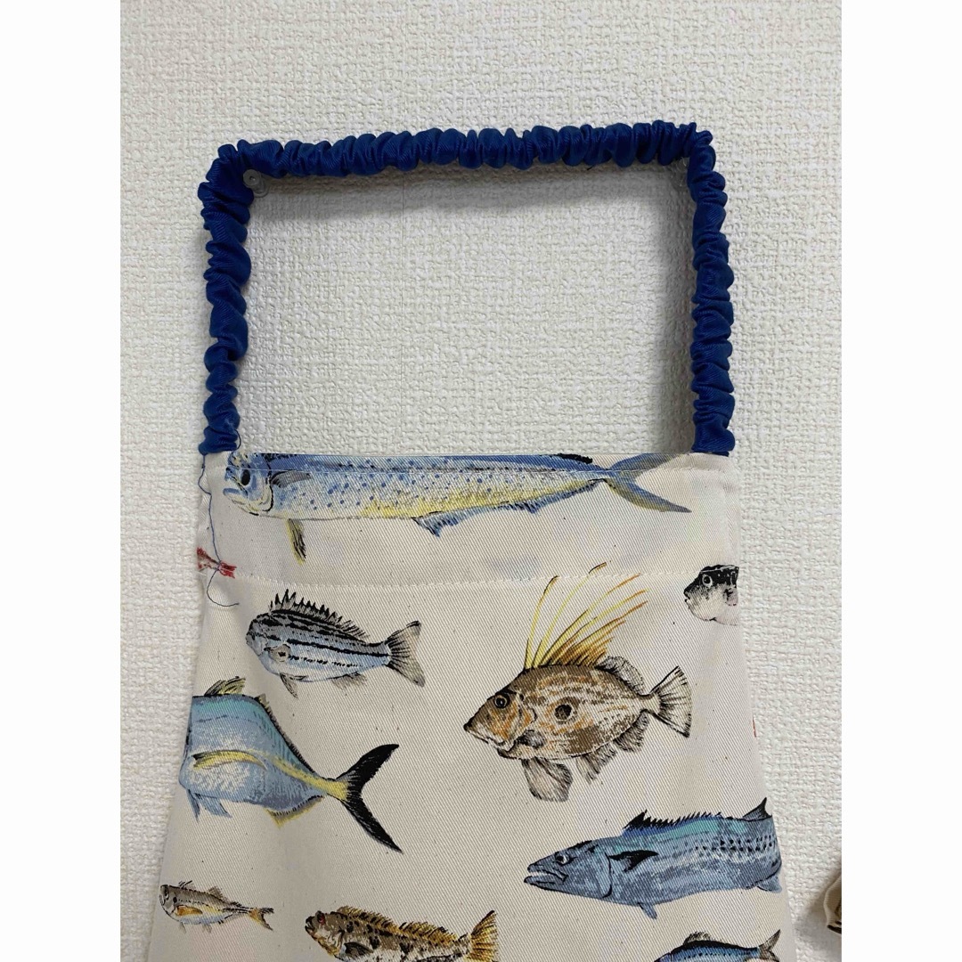 子どもエプロン　キッズエプロン三角巾セット　ハンドメイド　魚　海の生き物 ハンドメイドのキッズ/ベビー(その他)の商品写真