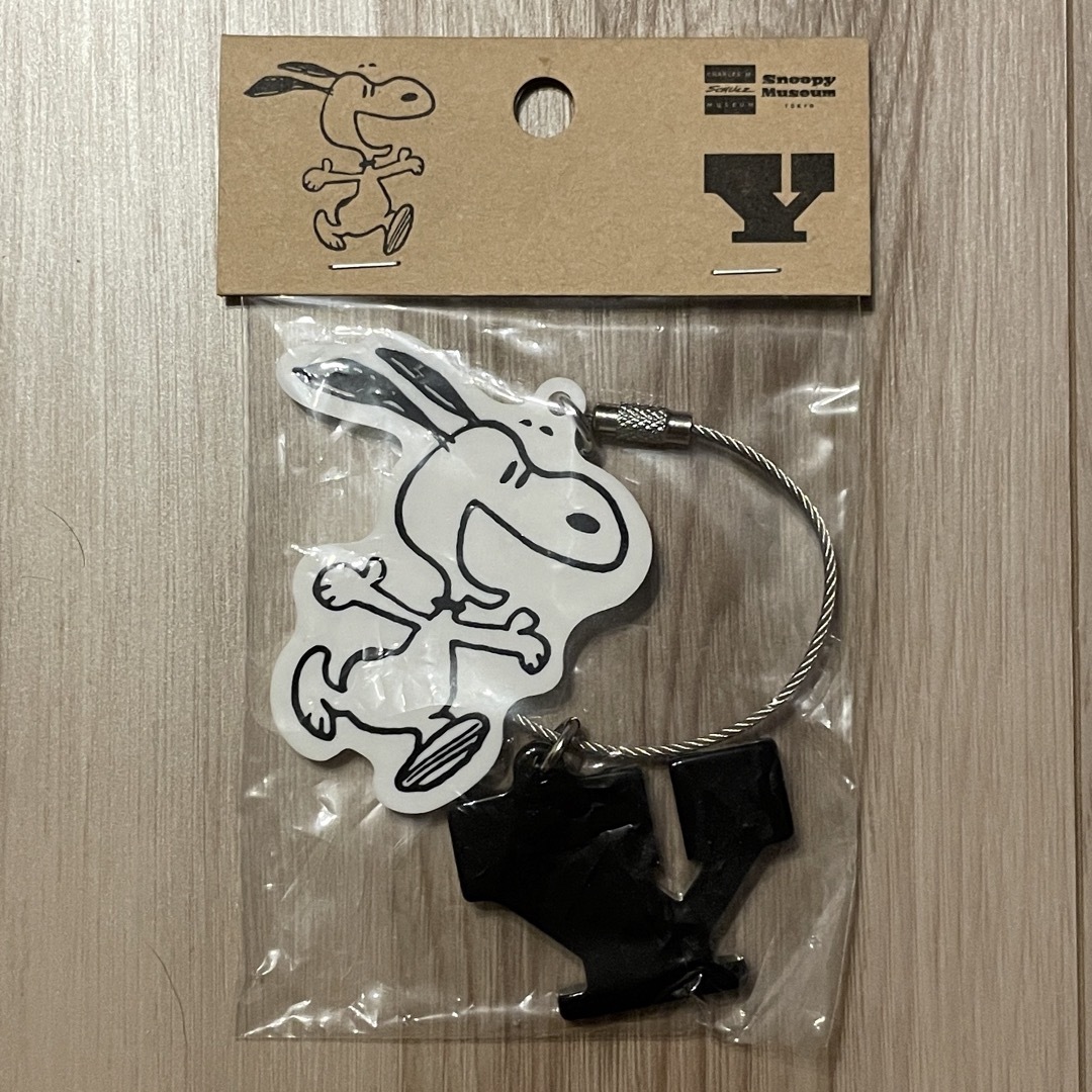 Snoopy Museum スヌーピーミュージアム イニシャルキーホルダー【Y】 エンタメ/ホビーのおもちゃ/ぬいぐるみ(キャラクターグッズ)の商品写真
