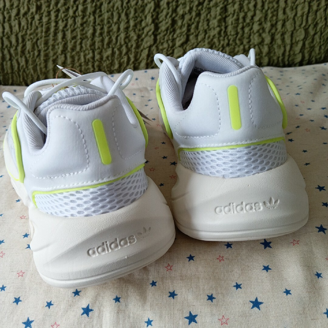 adidas(アディダス)のアディダス adidas 白スニーカー OZELIA(26.5) メンズの靴/シューズ(スニーカー)の商品写真