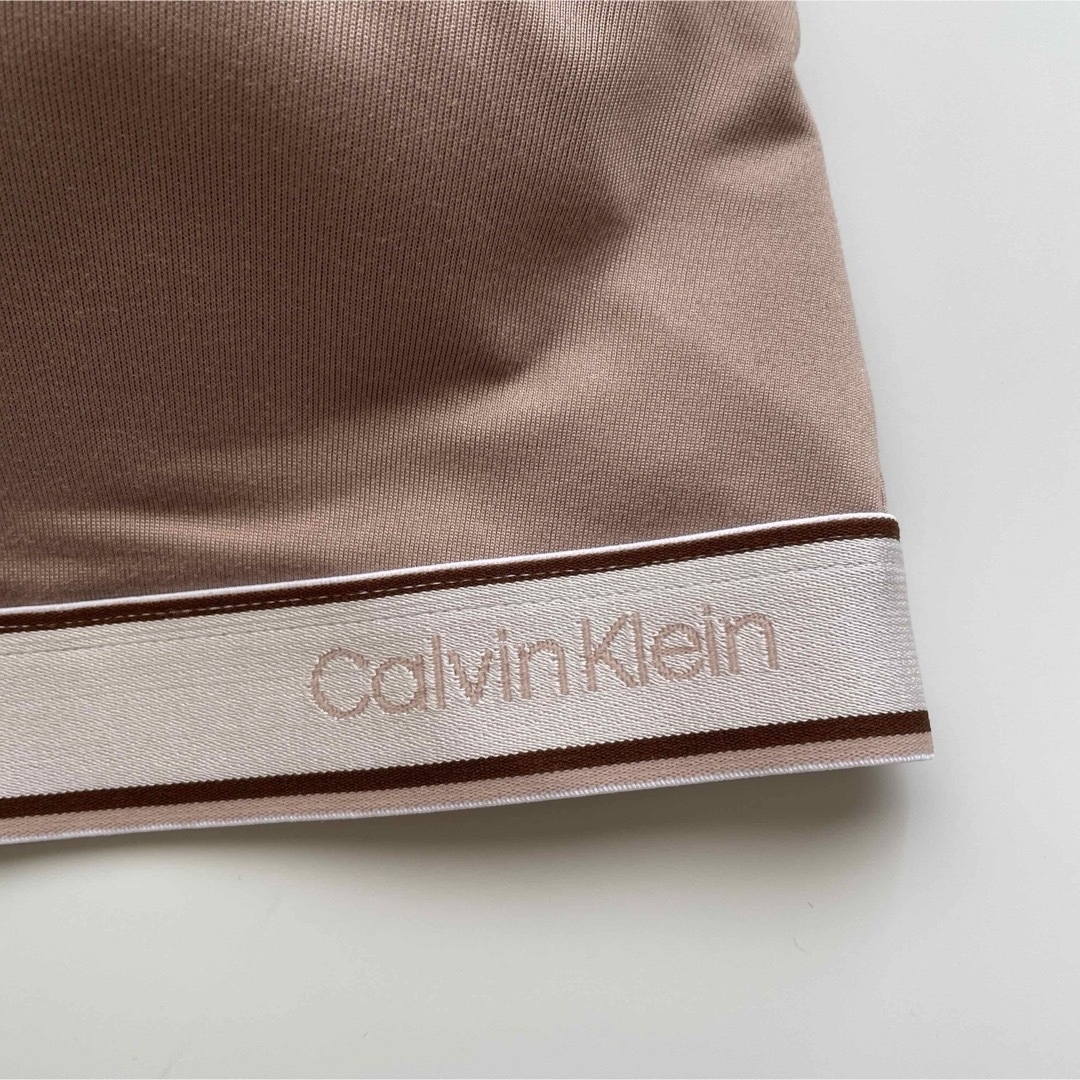 Calvin Klein(カルバンクライン)の新品　カルバンクライン　Mサイズ　ピンクベージュ　ワイヤレスブラ　ノンワイヤー レディースの下着/アンダーウェア(ブラ)の商品写真