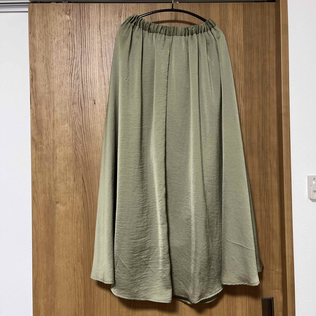 GU(ジーユー)のGU サテン　マキシスカート レディースのスカート(ロングスカート)の商品写真