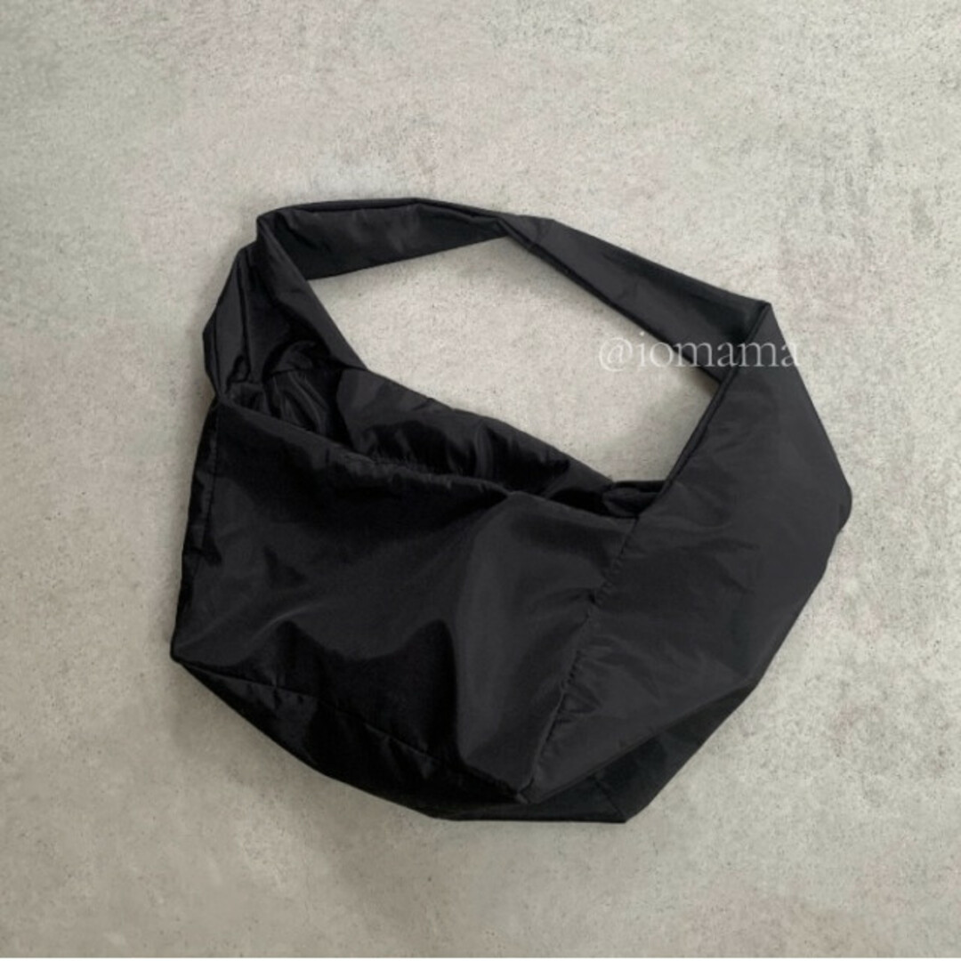メッセンジャー ショルダーバッグ 黒 ブラック モノトーン ビッグサイズ 大容量 レディースのバッグ(ショルダーバッグ)の商品写真