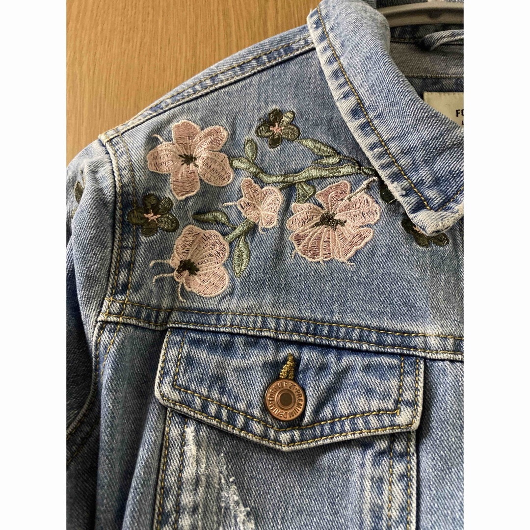 FOREVER 21(フォーエバートゥエンティーワン)の 【FOREVER21】   デニムジャケット  S    花柄  刺繍 レディースのジャケット/アウター(Gジャン/デニムジャケット)の商品写真