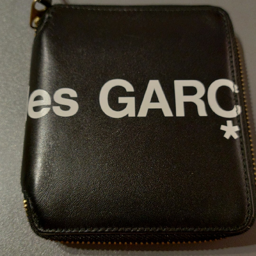 WALLET COMME des GARCONS(ウォレットコムデギャルソン)のCOMME DES GARCONS メンズ二つ折り財布 HUGE LOGO S… メンズのファッション小物(折り財布)の商品写真