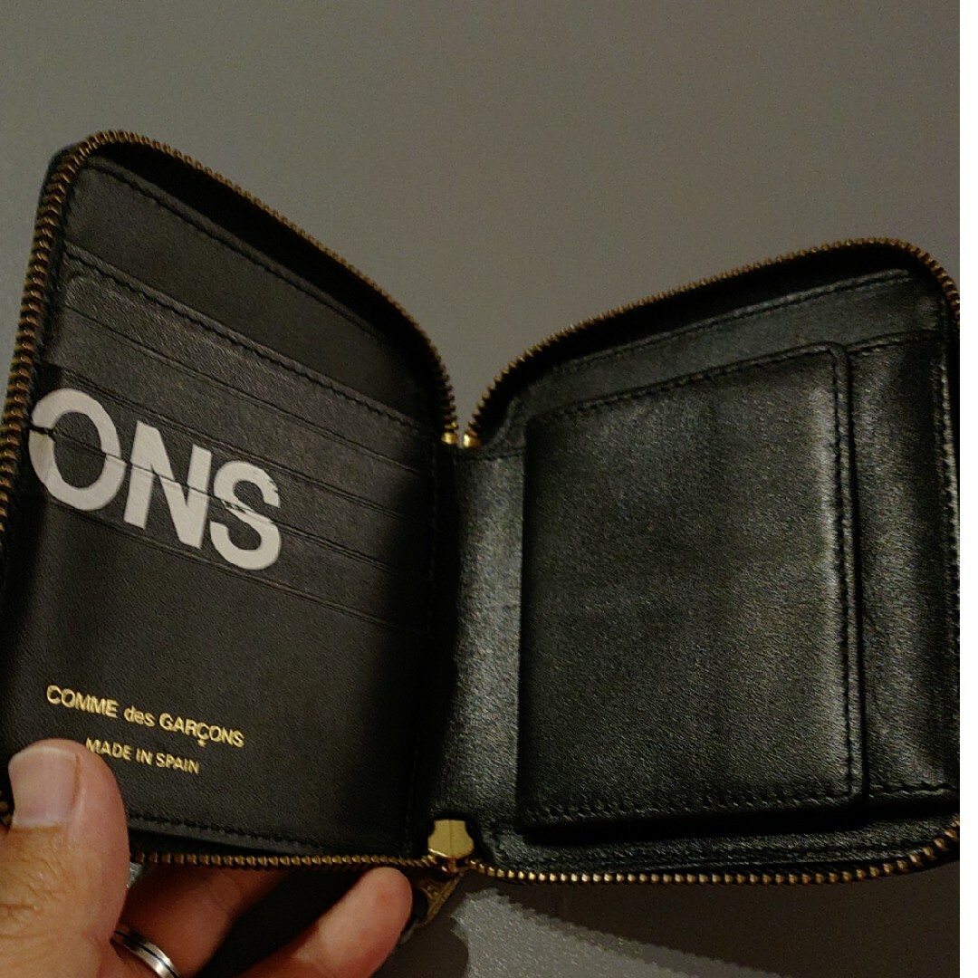 WALLET COMME des GARCONS(ウォレットコムデギャルソン)のCOMME DES GARCONS メンズ二つ折り財布 HUGE LOGO S… メンズのファッション小物(折り財布)の商品写真