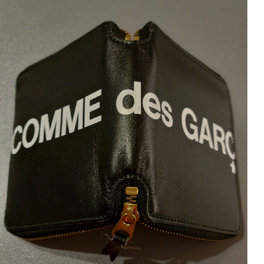 WALLET COMME des GARCONS(ウォレットコムデギャルソン)のCOMME DES GARCONS メンズ二つ折り財布 HUGE LOGO S… メンズのファッション小物(折り財布)の商品写真