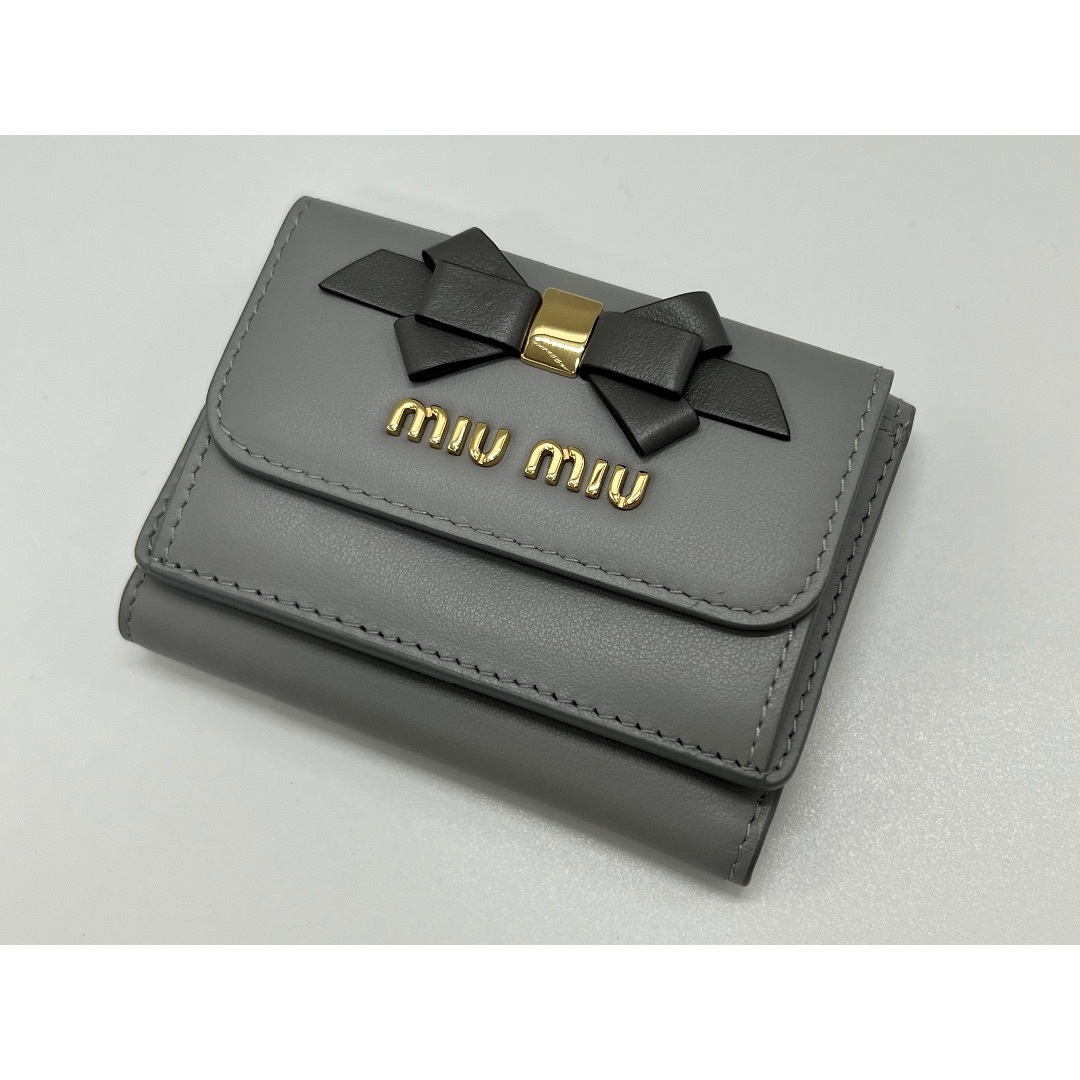 miumiu(ミュウミュウ)のmiu miu ミュウミュウ ３つ折り コンパクトウォレット 財布 グレー リボン レザー CALF FIOCCO NUBE＋MARMO 5MH020 超美品 レディースのファッション小物(財布)の商品写真