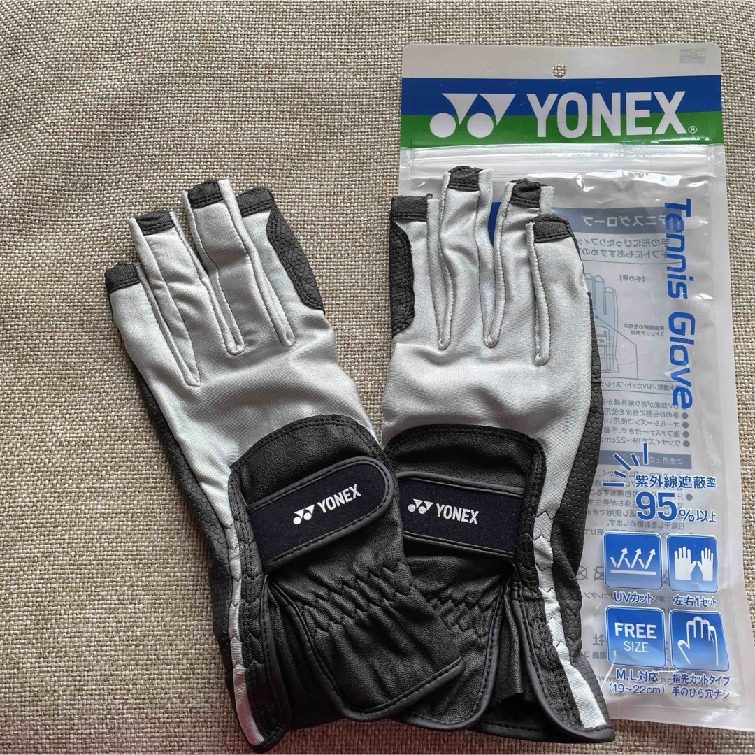YONEX(ヨネックス)のテニスグローブ　ライトグレー　ネイルスルー　ヨネックス  スポーツ/アウトドアのテニス(ウェア)の商品写真
