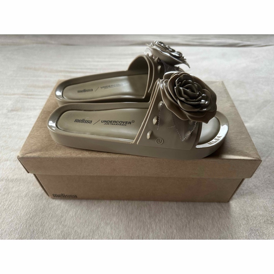 UNDERCOVER(アンダーカバー)の新品 UNDERCOVER MELISSA フラワー サンダル ダークベージュ レディースの靴/シューズ(サンダル)の商品写真