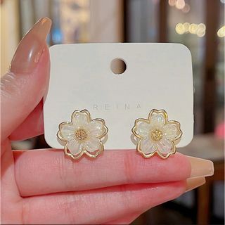 ♡人気商品♡ 花 ピアス 韓国 ゴールド 結婚式 レディース (ピアス)