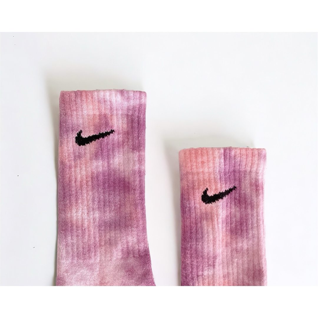 NIKE(ナイキ)のNIKE タイダイソックス パープル ピンク 23~25㎝ レディースのレッグウェア(ソックス)の商品写真