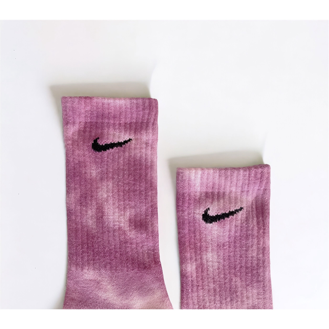 NIKE(ナイキ)のNIKE ナイキ タイダイソックス パープル23~25㎝ レディースのレッグウェア(ソックス)の商品写真