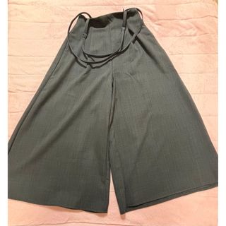 ジーユー(GU)のサスペンダー付ワイドクロップドパンツ(クロップドパンツ)