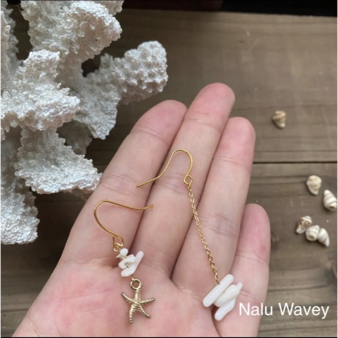 海を感じるアクセサリー　サンゴとヒトデのアシンメトリーピアス　イヤリング ハンドメイドのアクセサリー(ピアス)の商品写真