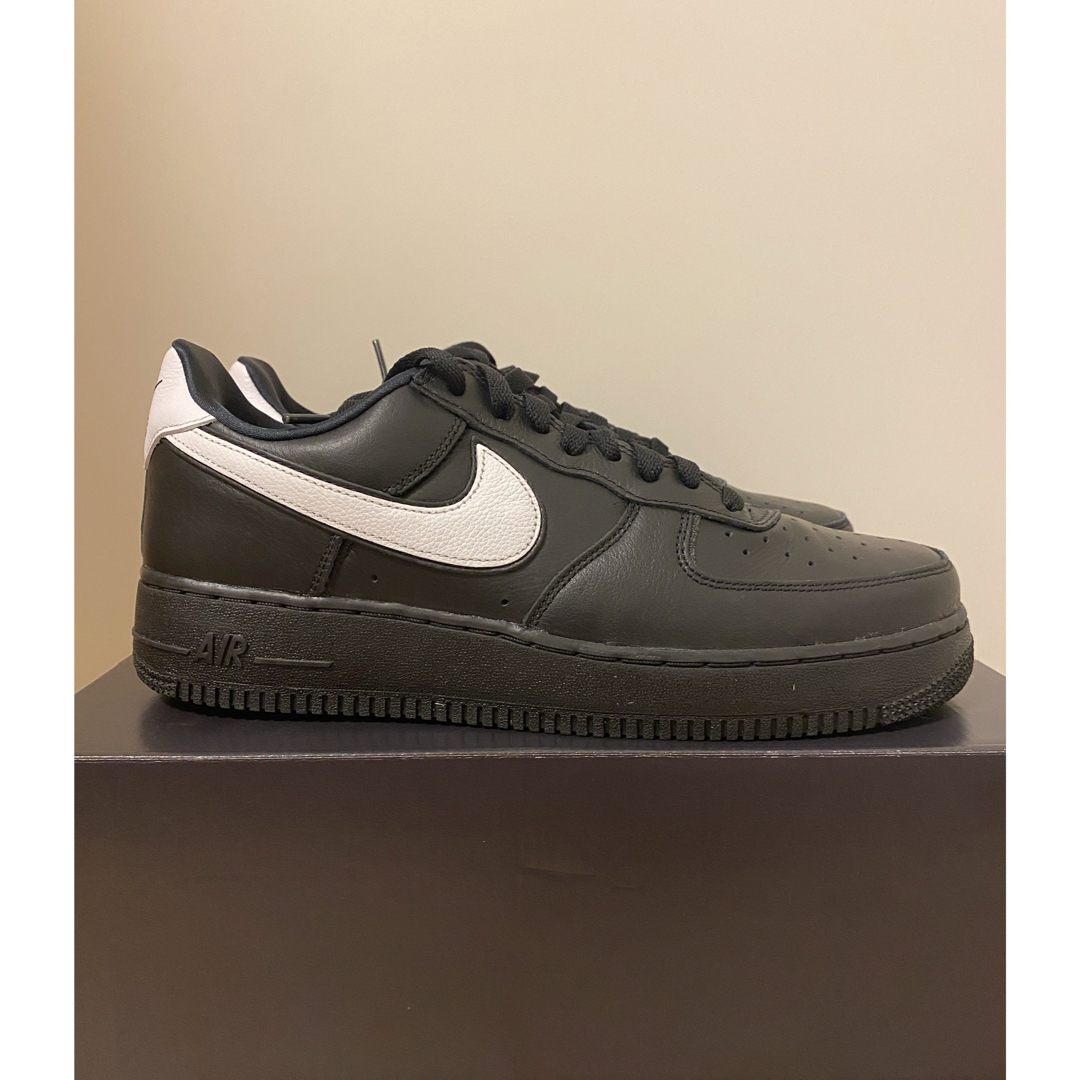 NIKE(ナイキ)の【完売品】NIKE AIR FORCE 1 RETRO QS BLACK メンズの靴/シューズ(スニーカー)の商品写真