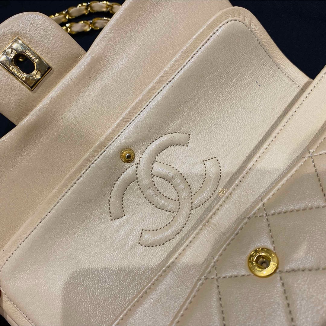 CHANEL(シャネル)のCHANELシャネル マトラッセ ラムスキンWフラップゴールド金具 美品 レディースのバッグ(ハンドバッグ)の商品写真