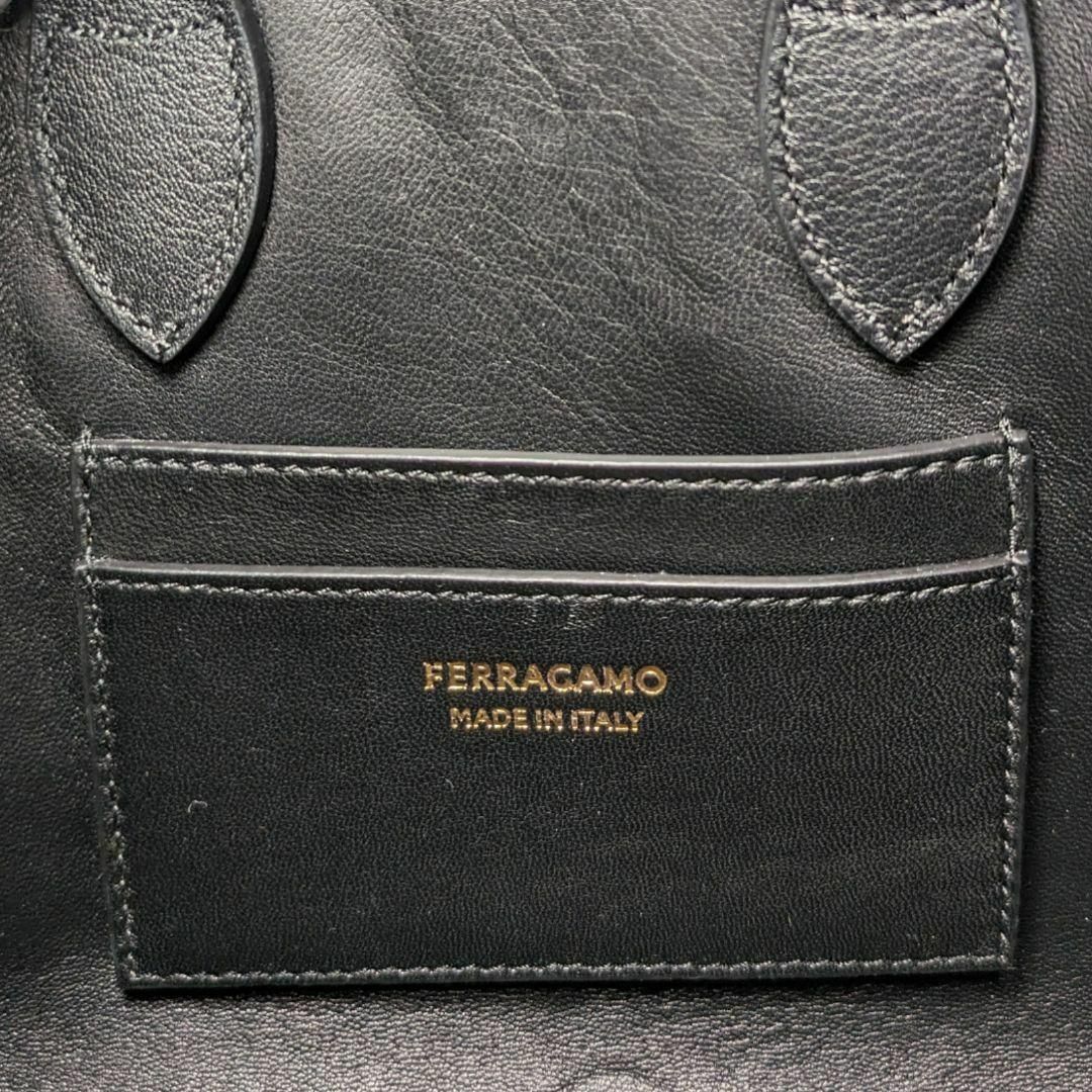 Ferragamo(フェラガモ)の【新品同様】定価28万Ferragamoフェラガモ　HUGミニ　2way　黒 レディースのバッグ(ショルダーバッグ)の商品写真