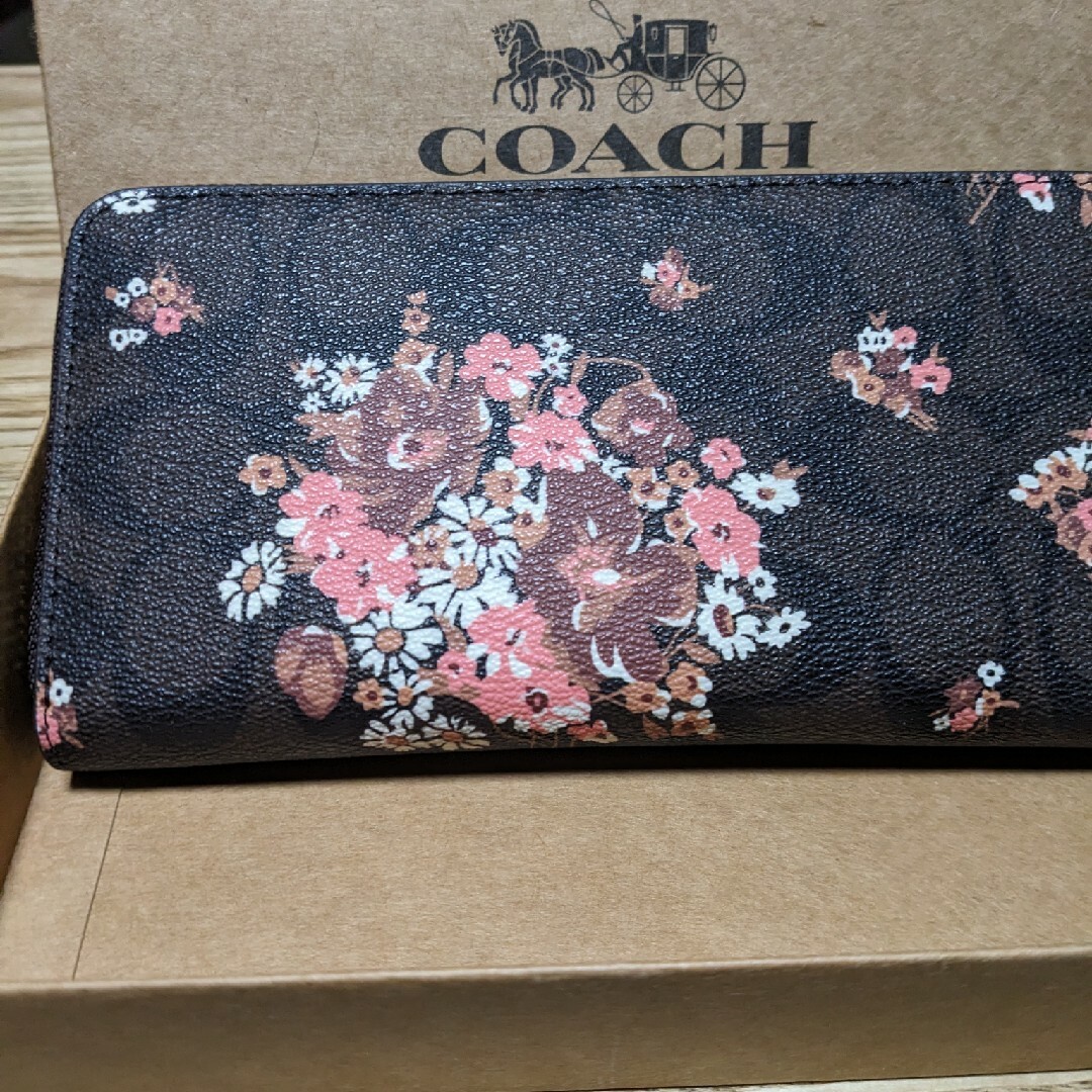 COACH(コーチ)のCOACH 長財布　黒系シグネチャー花柄模様 レディースのファッション小物(財布)の商品写真