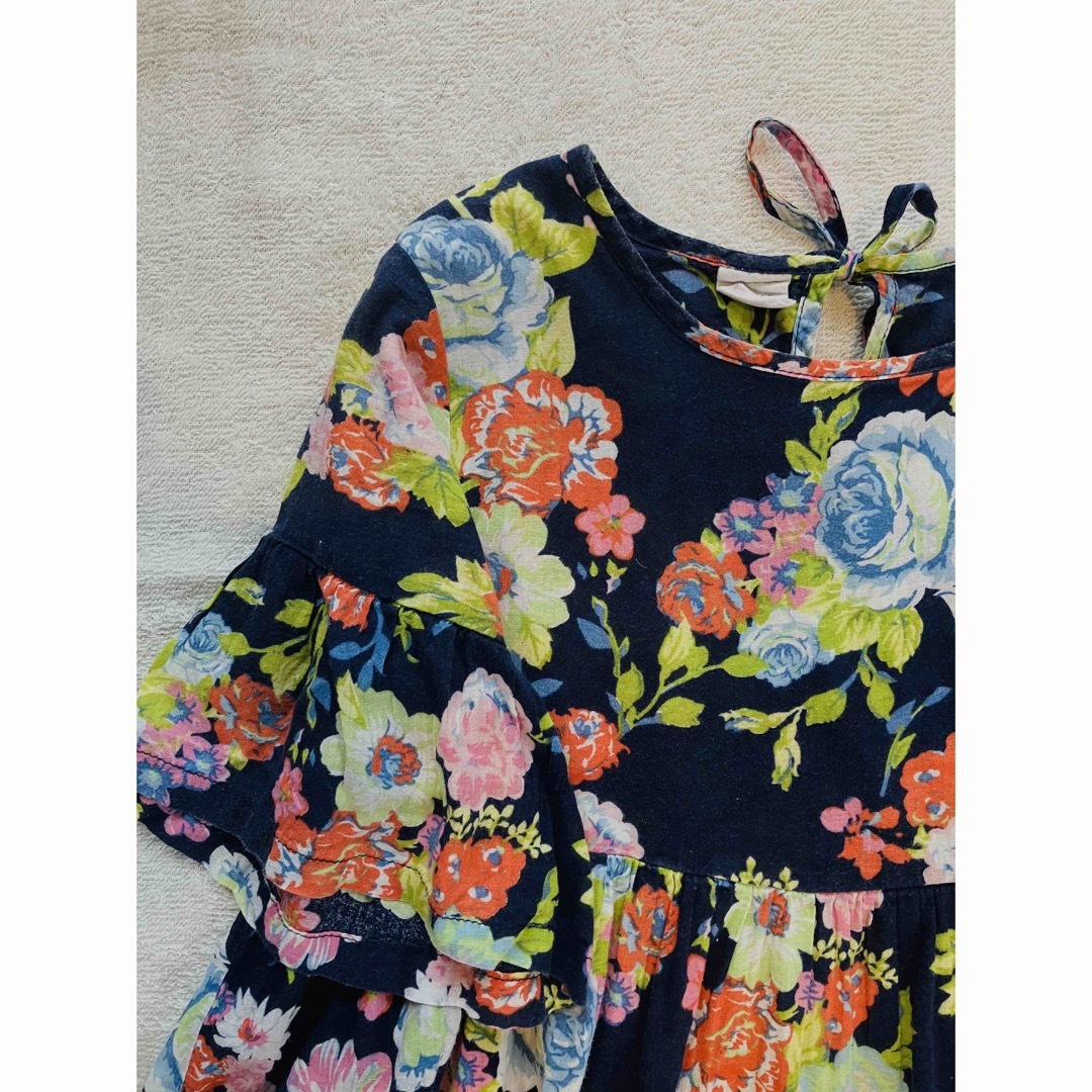 ネイビーに鮮やかに咲く花柄トップスとパンツ キッズ/ベビー/マタニティのキッズ服女の子用(90cm~)(ブラウス)の商品写真