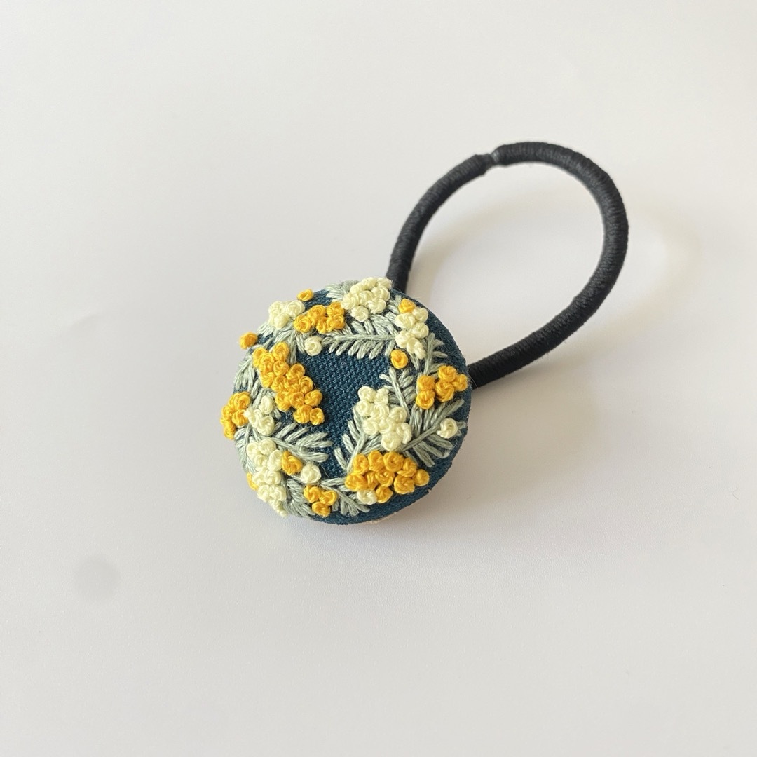 【ヘアアクセサリー】ミモザ 刺繍 くるみボタン ヘアゴム ハンドメイド 春 レディースのヘアアクセサリー(ヘアゴム/シュシュ)の商品写真