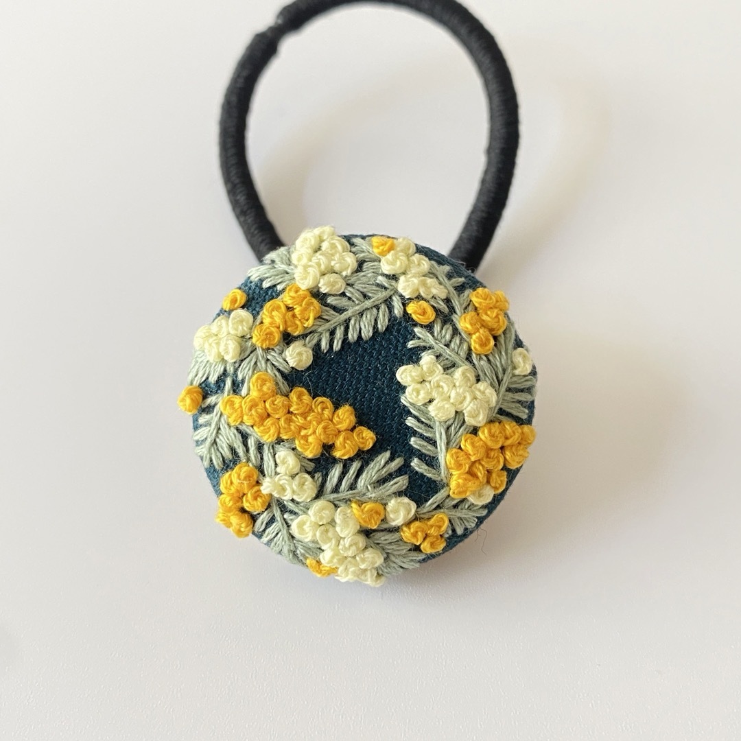 【ヘアアクセサリー】ミモザ 刺繍 くるみボタン ヘアゴム ハンドメイド 春 レディースのヘアアクセサリー(ヘアゴム/シュシュ)の商品写真