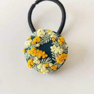 【ヘアアクセサリー】ミモザ 刺繍 くるみボタン ヘアゴム ハンドメイド 春(ヘアゴム/シュシュ)