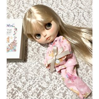 ブライスアウトフィット、おやすみパジャマセット、ハートのクッション付き(人形)