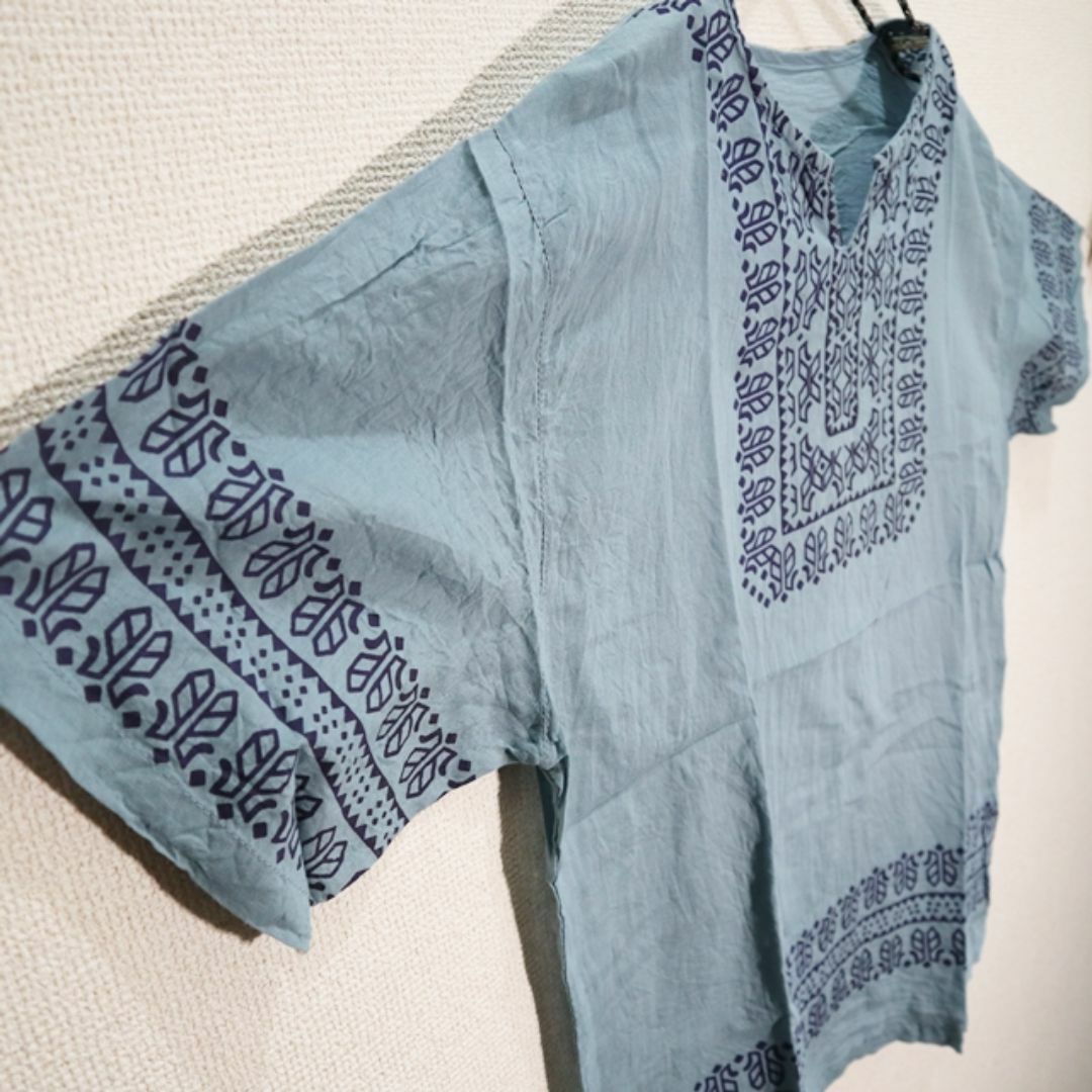 【新品】アジアンコットンシャツ　民族衣装テイストの柄　ライトブル— メンズのトップス(Tシャツ/カットソー(半袖/袖なし))の商品写真