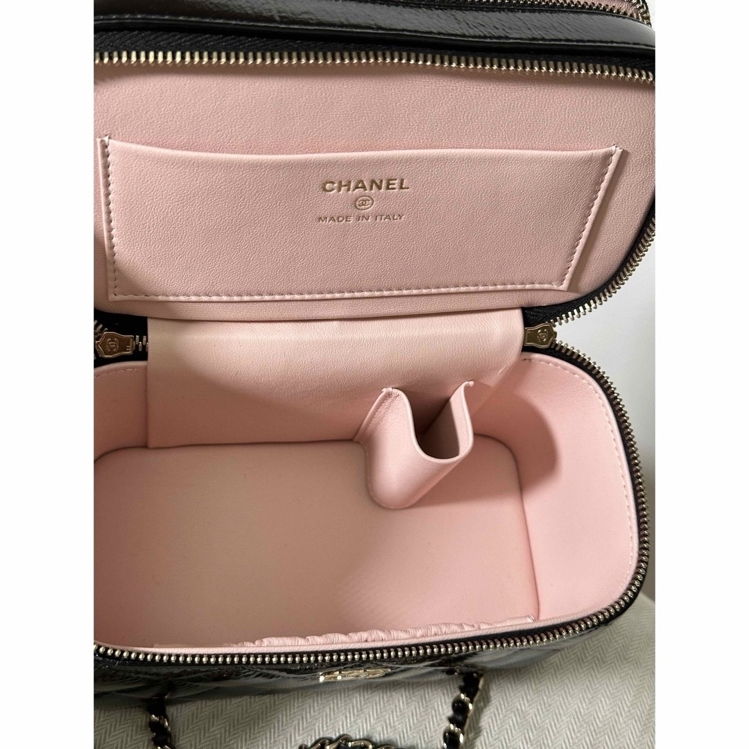 CHANEL(シャネル)の【未使用】シャネル CHANEL エナメル　ヴァニティー ミニバッグ レディースのバッグ(ショルダーバッグ)の商品写真