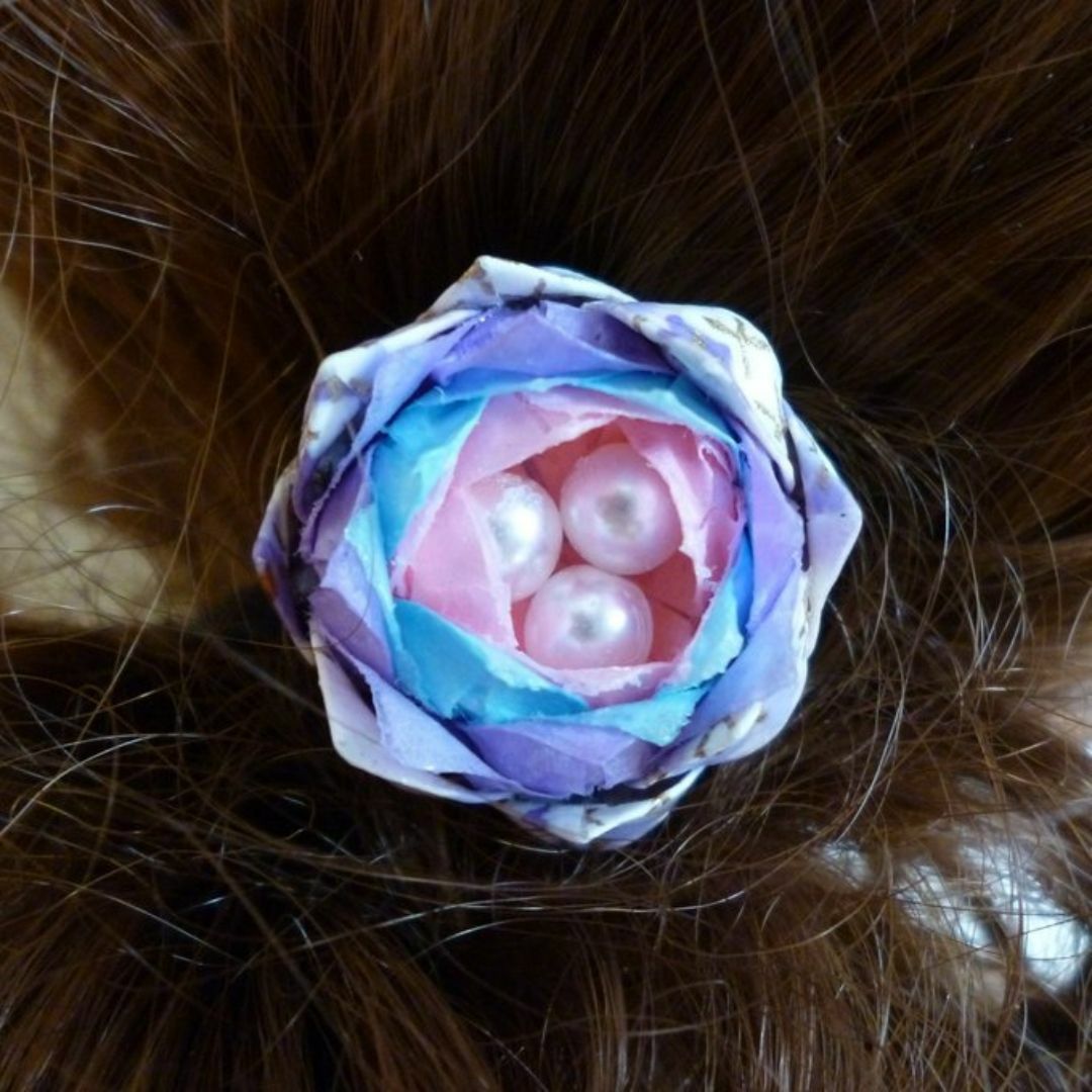 手染友禅和紙おりがみ　紫とピンクのハスかんざし/髪飾り ハンドメイドのアクセサリー(ヘアアクセサリー)の商品写真