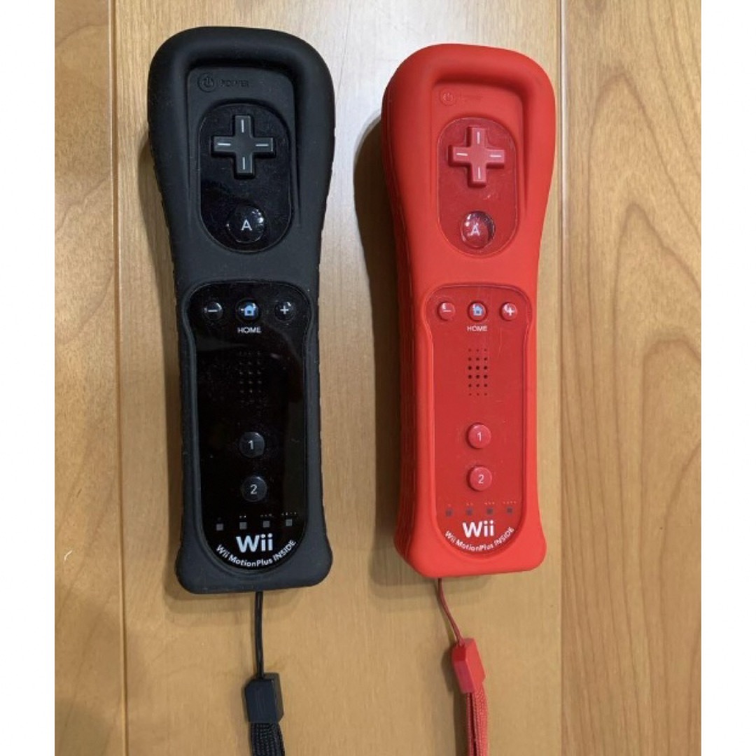 Wii U(ウィーユー)のWii リモコンプラス　赤黒セット エンタメ/ホビーのゲームソフト/ゲーム機本体(家庭用ゲーム機本体)の商品写真
