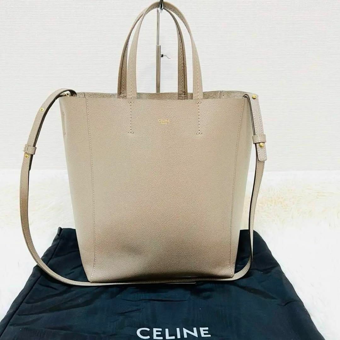 celine(セリーヌ)の現行　セリーヌ バーティカルカバ スモール 新ロゴ 2way トープ　袋付き レディースのバッグ(ハンドバッグ)の商品写真