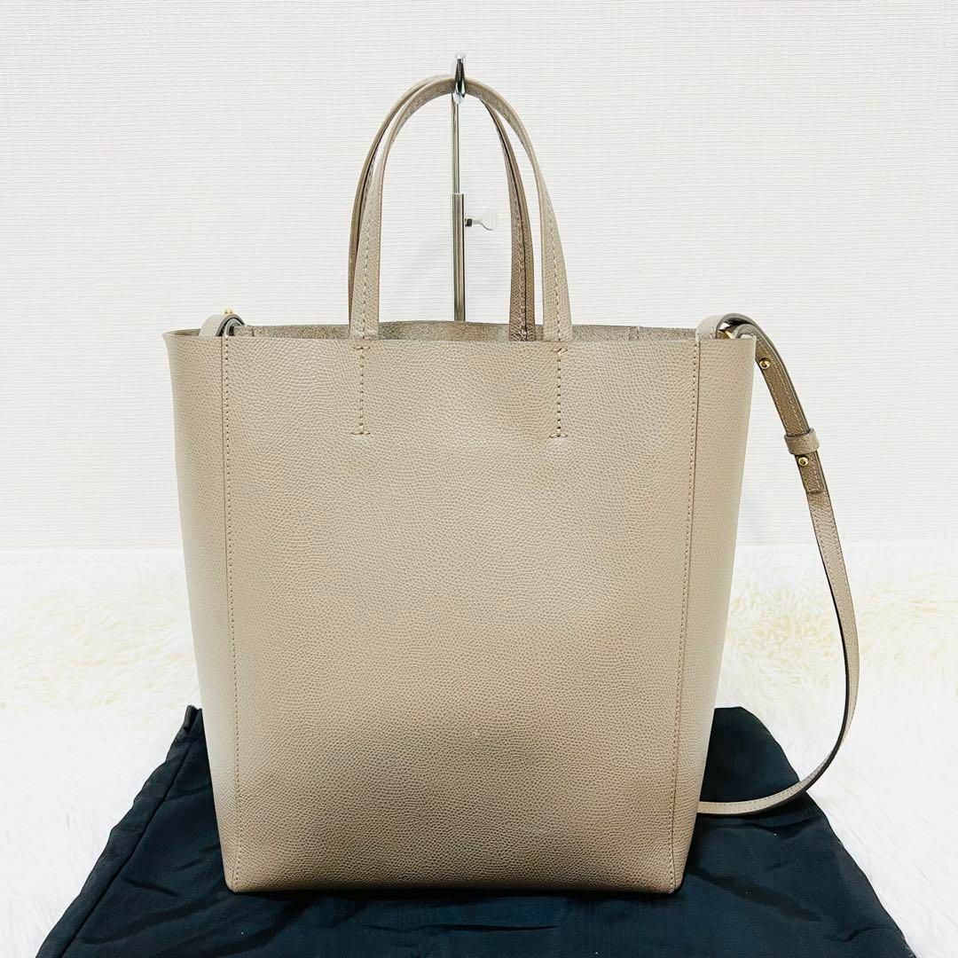 celine(セリーヌ)の現行　セリーヌ バーティカルカバ スモール 新ロゴ 2way トープ　袋付き レディースのバッグ(ハンドバッグ)の商品写真