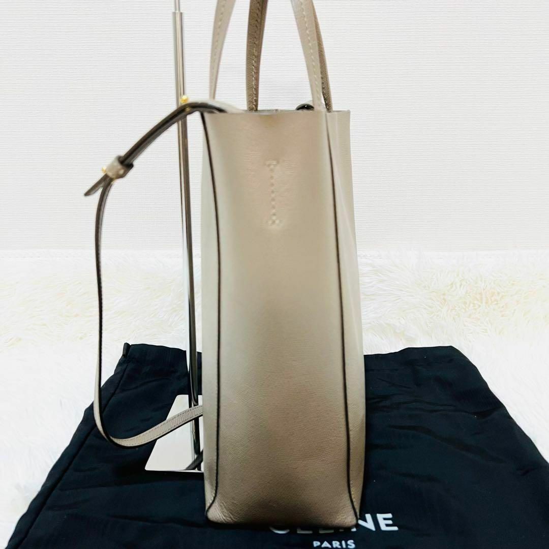 celine(セリーヌ)の現行　セリーヌ バーティカルカバ スモール 新ロゴ 2way トープ　袋付き レディースのバッグ(ハンドバッグ)の商品写真